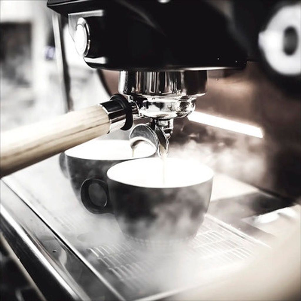 Glasbild Café VII: Detailaufnahme einer Kaffeemaschine, quadratisch, 50x50 cm