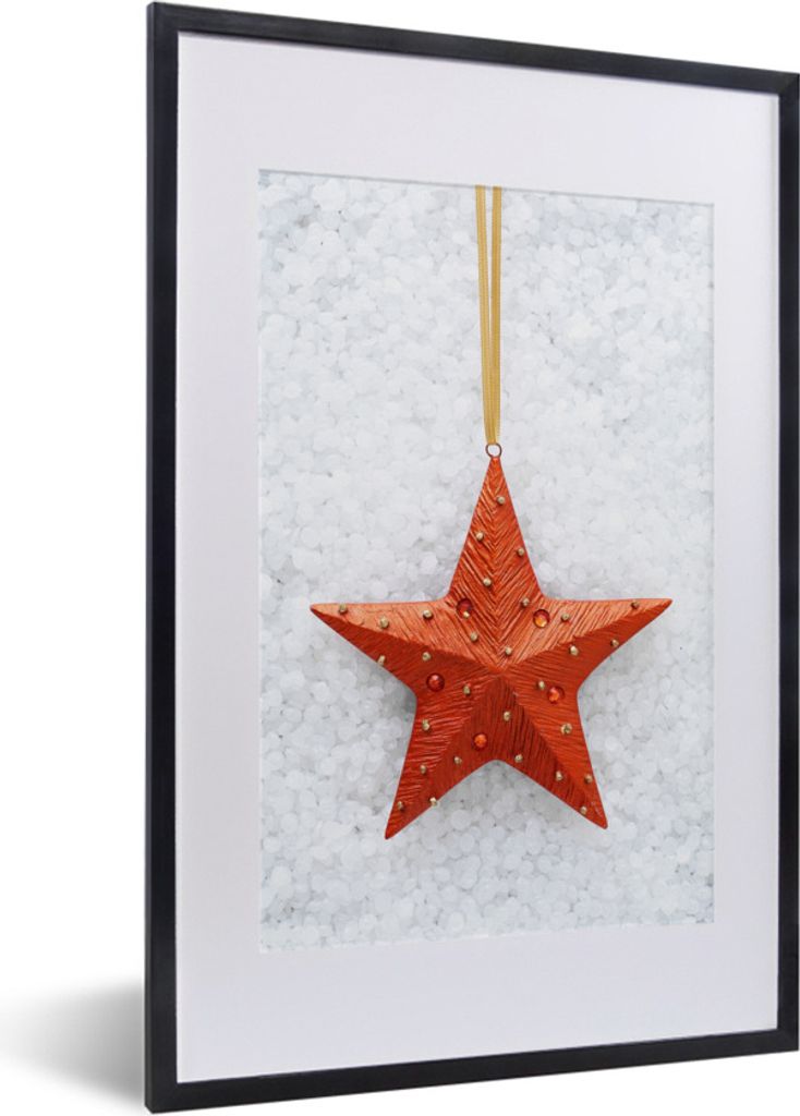 MuchoWow Gerahmtes Poster Ein roter Stern mit verschneitem Hintergrund 40x60 cm - Poster mit Schwarzem Bilderrahmen Wandposter Rahmen Foto Bilder...