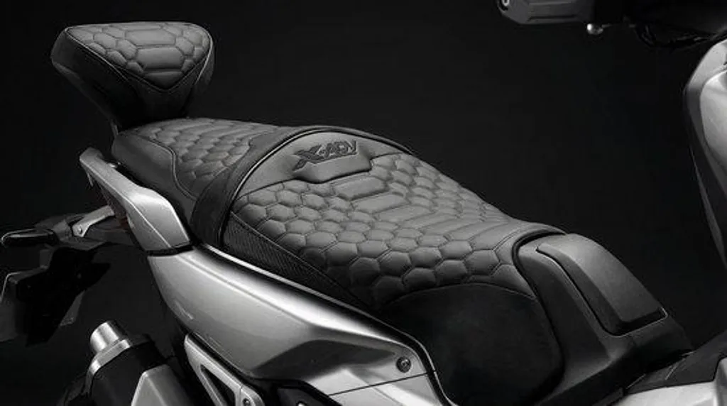 Housse de selle Havena ADV avec broderie noire pour modèles dès 2021