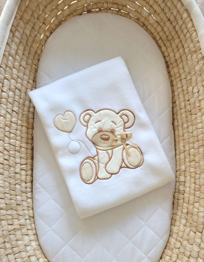 Fleecedecke für Babys - Teddybär mit Schleife, weiß