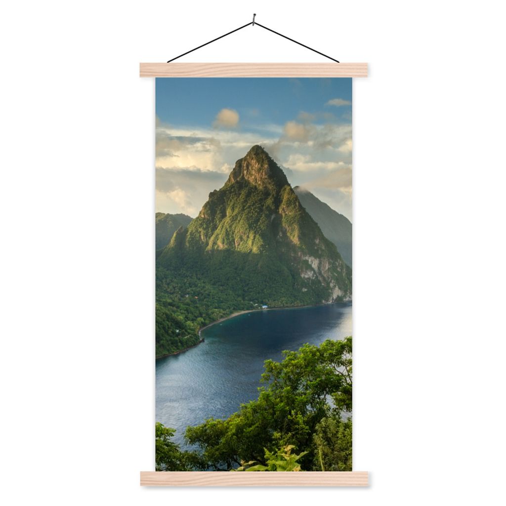 MuchoWow Textilposter Blick auf eine mit tropischem Regenwald bedeckte Berglandschaft in St. Lucia 40x80 cm mit holzfarbenen Rahmen - Wohnzimmer