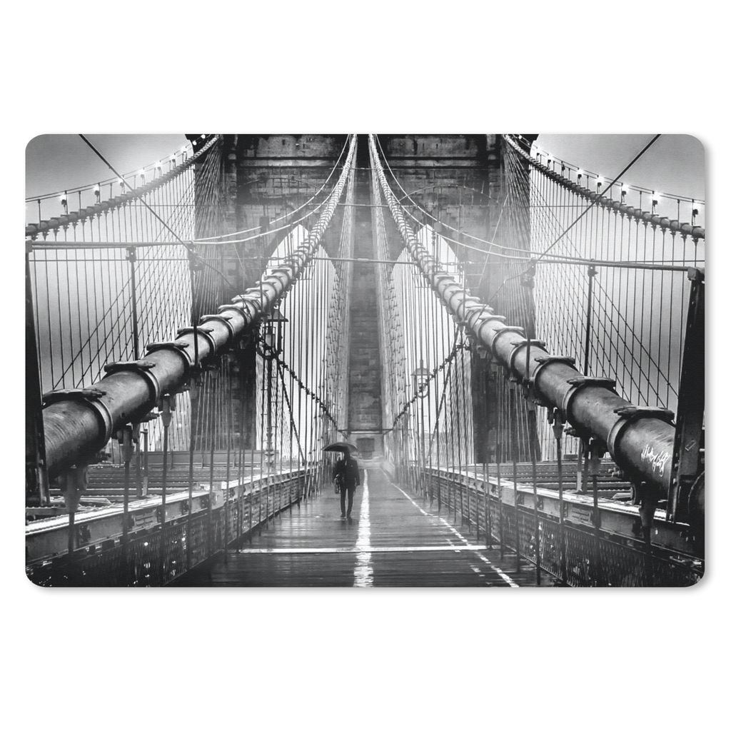 MuchoWow Schreibtischunterlage Brooklyn Bridge während des Regens in Schwarz und Weiß 60x40 cm - XXL Mauspad - Großes Mauspad