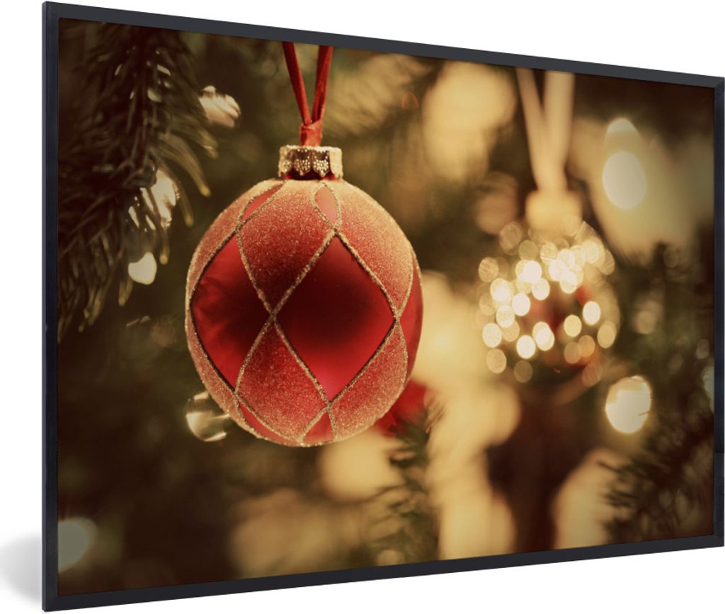 MuchoWow Gerahmtes Poster Eine Nahaufnahme von dekorativem Weihnachtsschmuck in der Nähe eines Weihnachtsbaums 60x40 cm - Poster mit Schwarzem B...