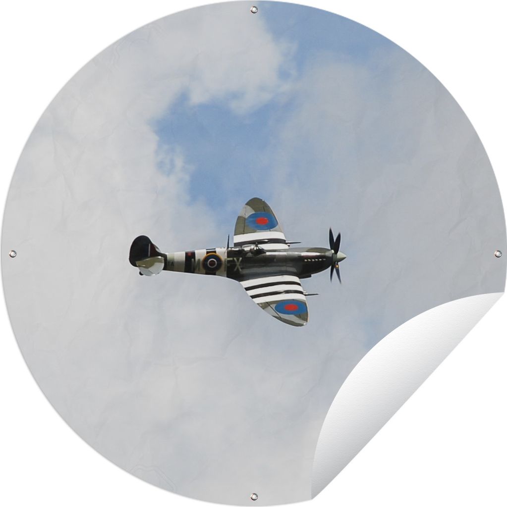 MuchoWow Gartenposter Outdoor-Poster Rund Spitfire-Flugzeug in einem bewölkten Himmel Ø 150 cm Gartendeko Rundes Poster draußen