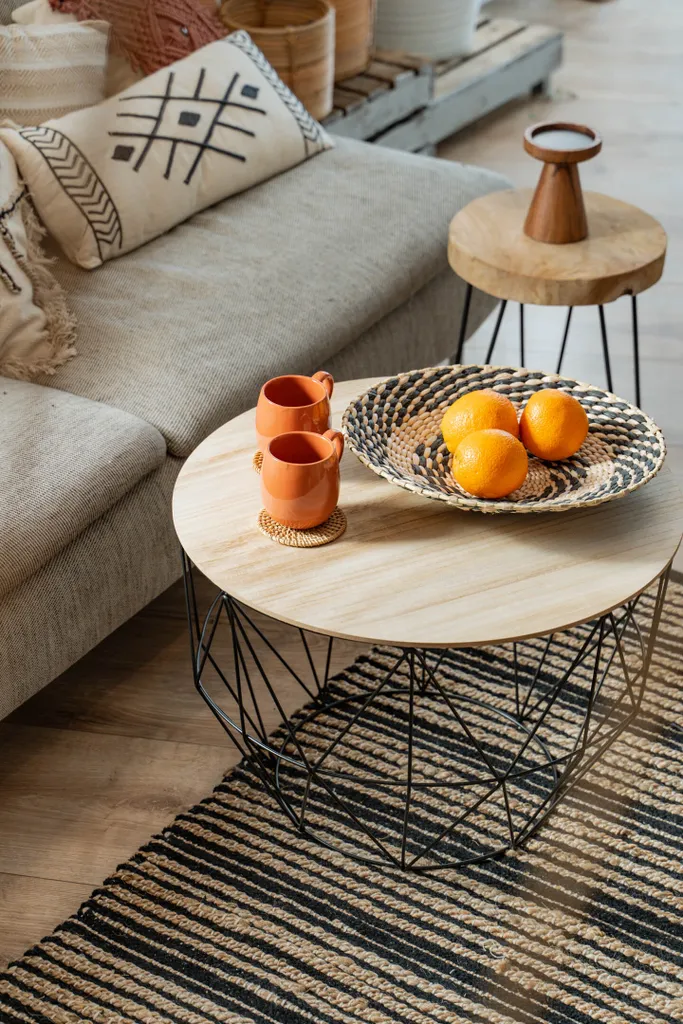 Petite table basse ronde noire style loft pour apéritif et déco salon - 2