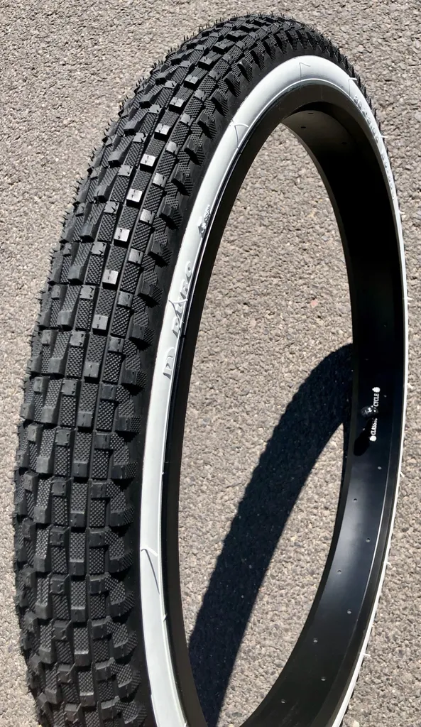 Améliorez le confort et le look avec le pneu Berm Master 26x2.35 blanc