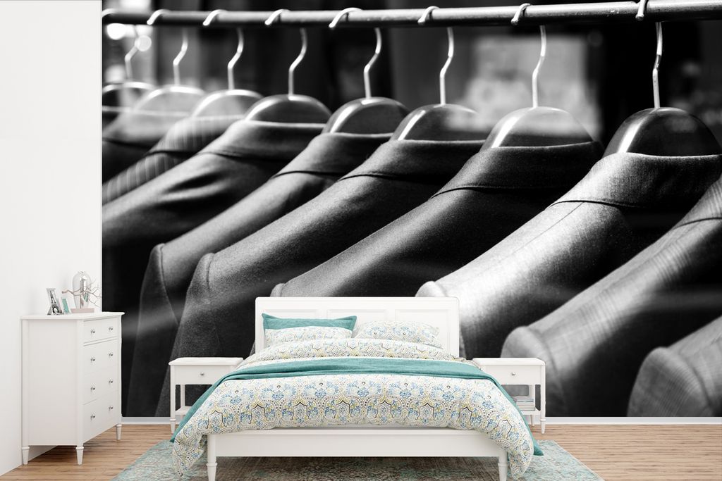 MuchoWow Fototapete für Wohnzimmer oder Schlafzimmer Wandtapete Vinyl Motivtapete Anzüge in einem Bekleidungsgeschäft - schwarz und weiß - 42...