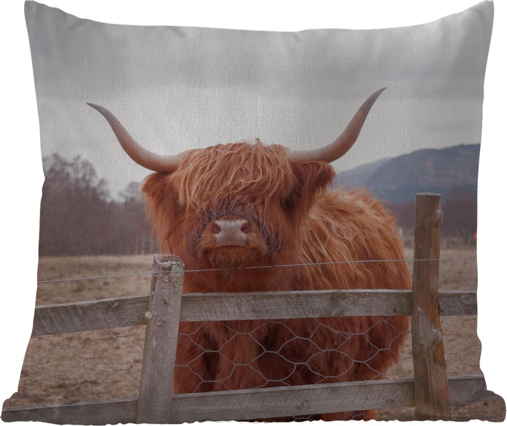 MuchoWow Outdoor Kissen - Scottish Hochlandrind - Gras - Zaun - 60x60 cm - Wetterfest - Lounge Kissen - Dekoration - Schlaf Kissen