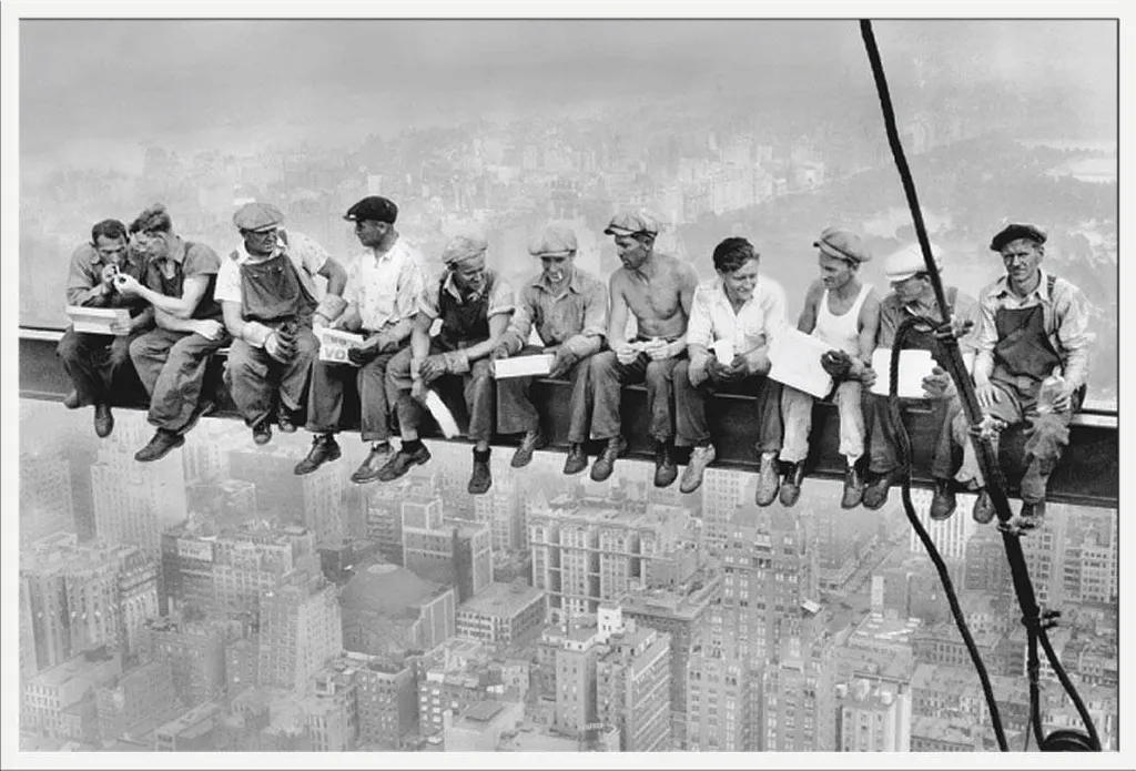 Poster New York Prêt à Poser : Affiche Lunch on Skyscraper avec Cadre Blanc