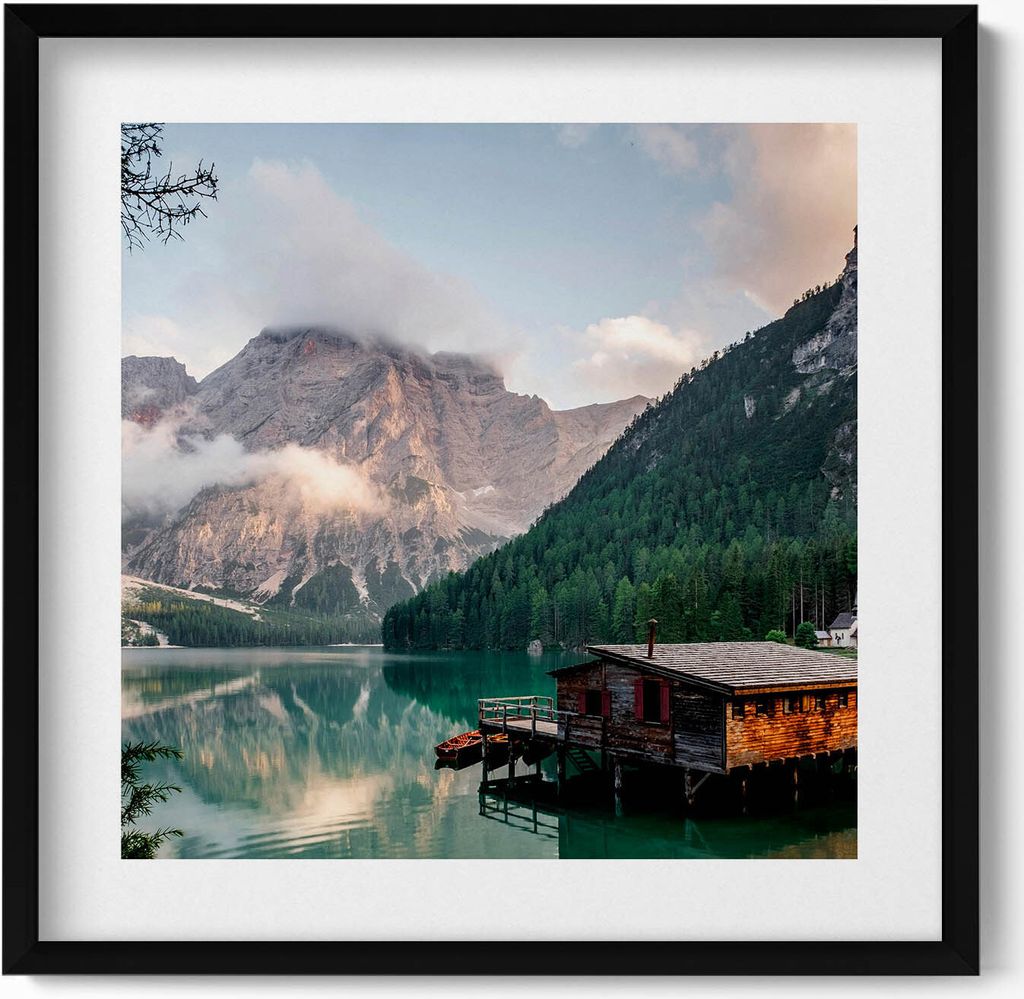 Hütte an einem See in den Bergen– Wandbild mit Rahmen – Gerahmtes Bild – Wanddekoration – 50x50 cm – Schwarz Rahmen