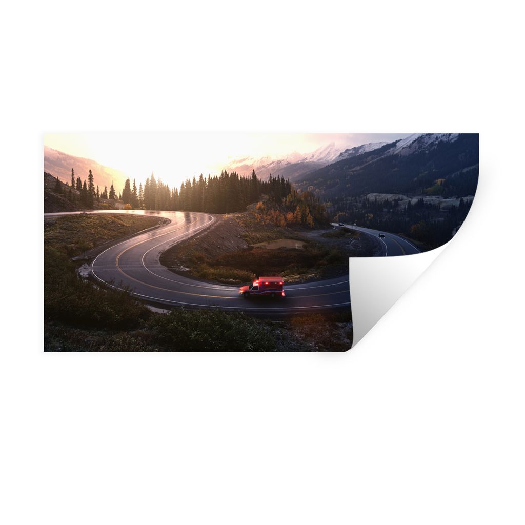 MuchoWow Wandtattoo Wandsticker Wandaufkleber Krankenwagen fährt auf kurvenreicher Straße 80x40 cm Selbstklebend und Repositionierbar - Aufkleber