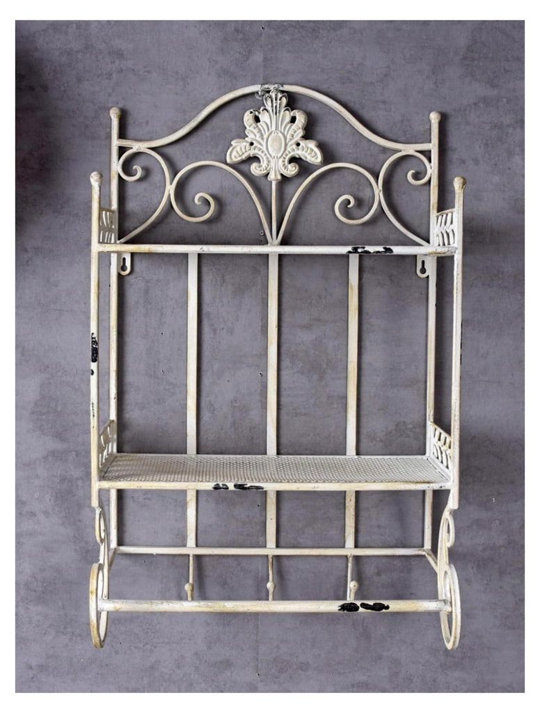 Wandregal im Landhausstil