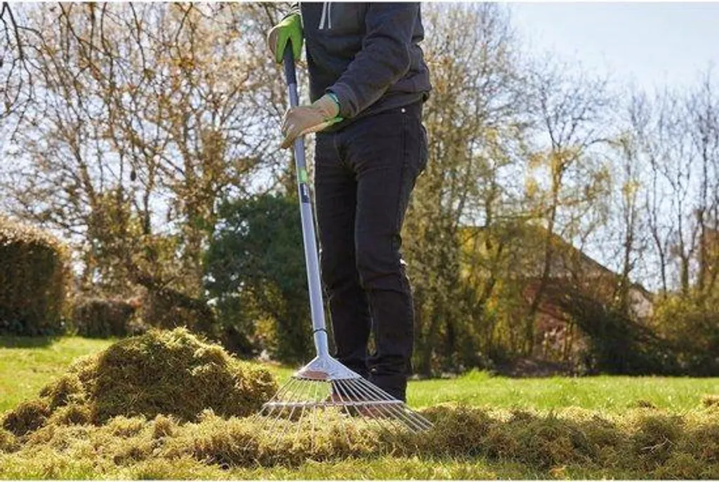 Râteau à gazon flexible en inox avec poignée ergonomique pour potager