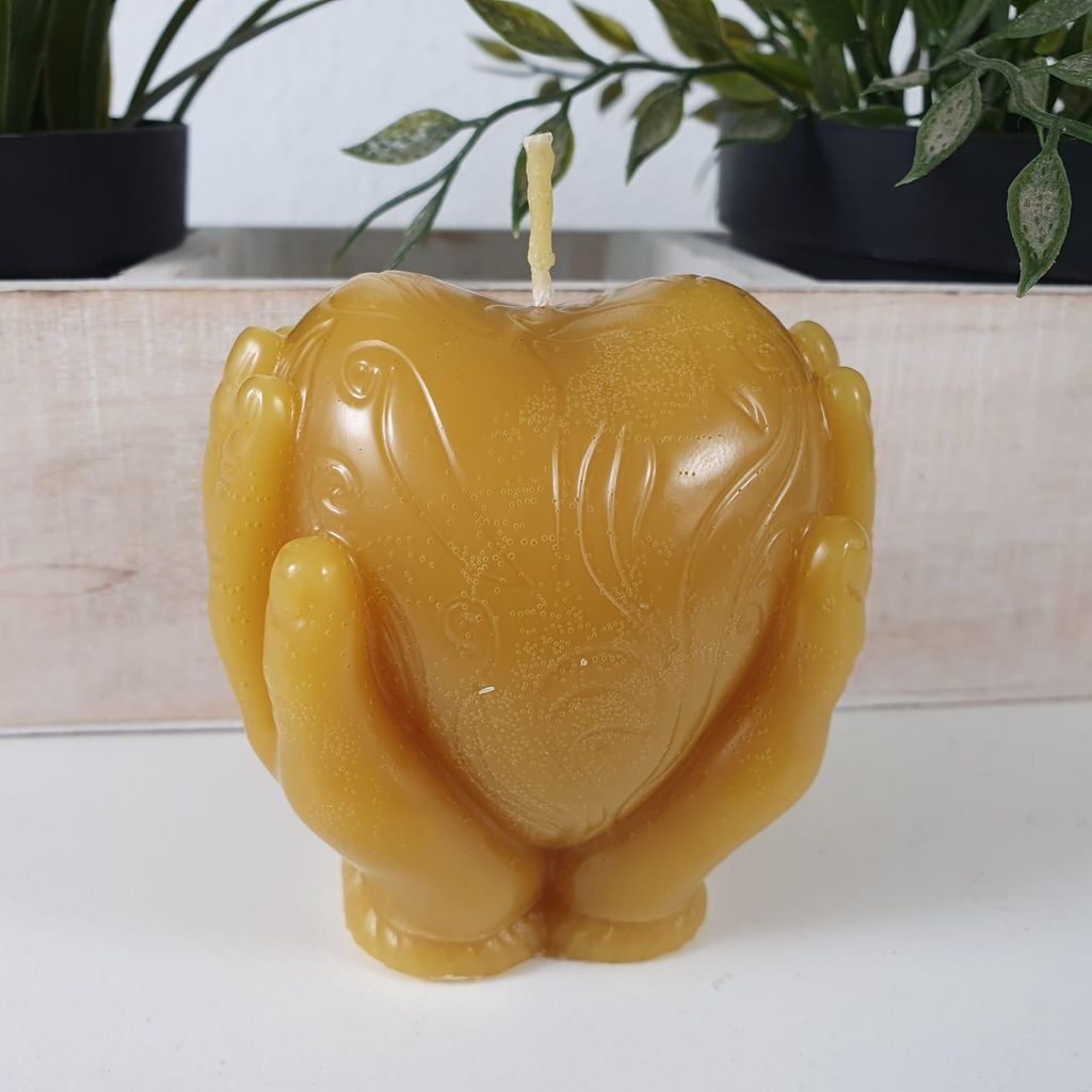 Bienenwachskerze Herz Kerze in Hand 7,5 cm