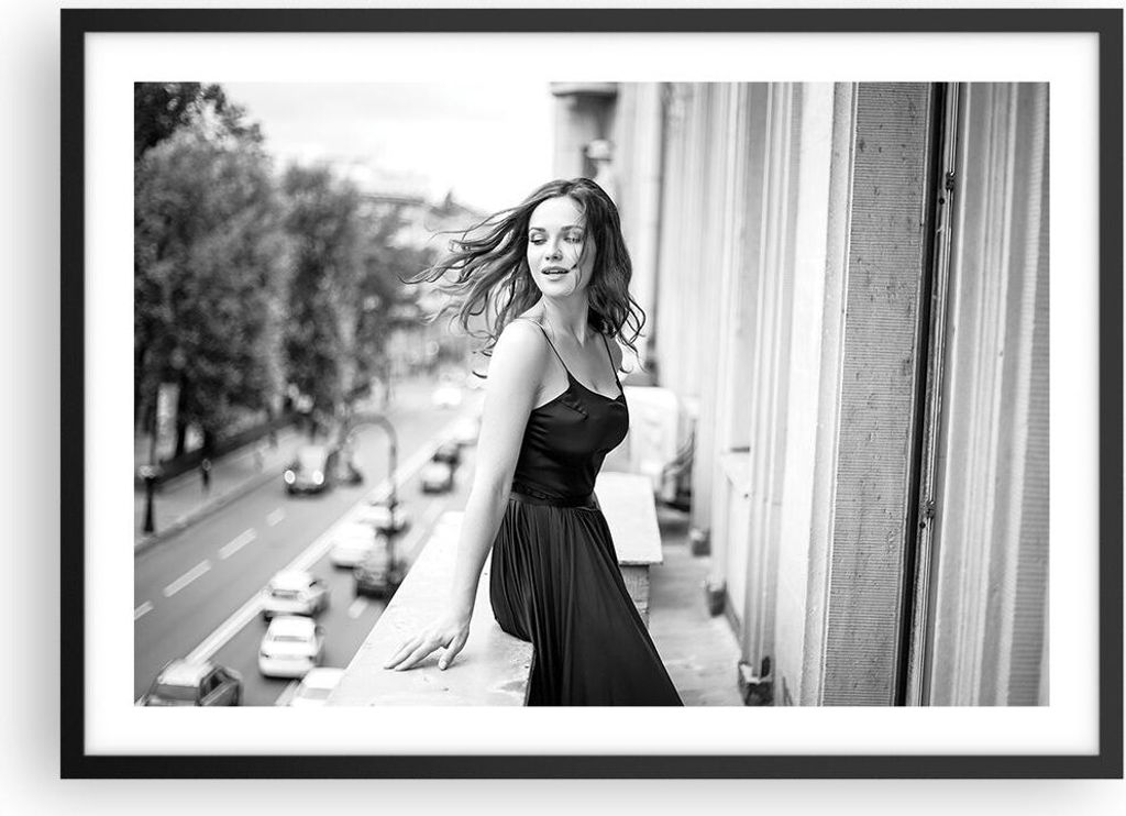 Gerahmtes Poster - Schwarzer Rahmen - Frau Balkon Straße - 70x50 cm - Wand Bild - Wanddeko - Wandbilder - Kunstposter - Wandposter - Bilderrahmen ...
