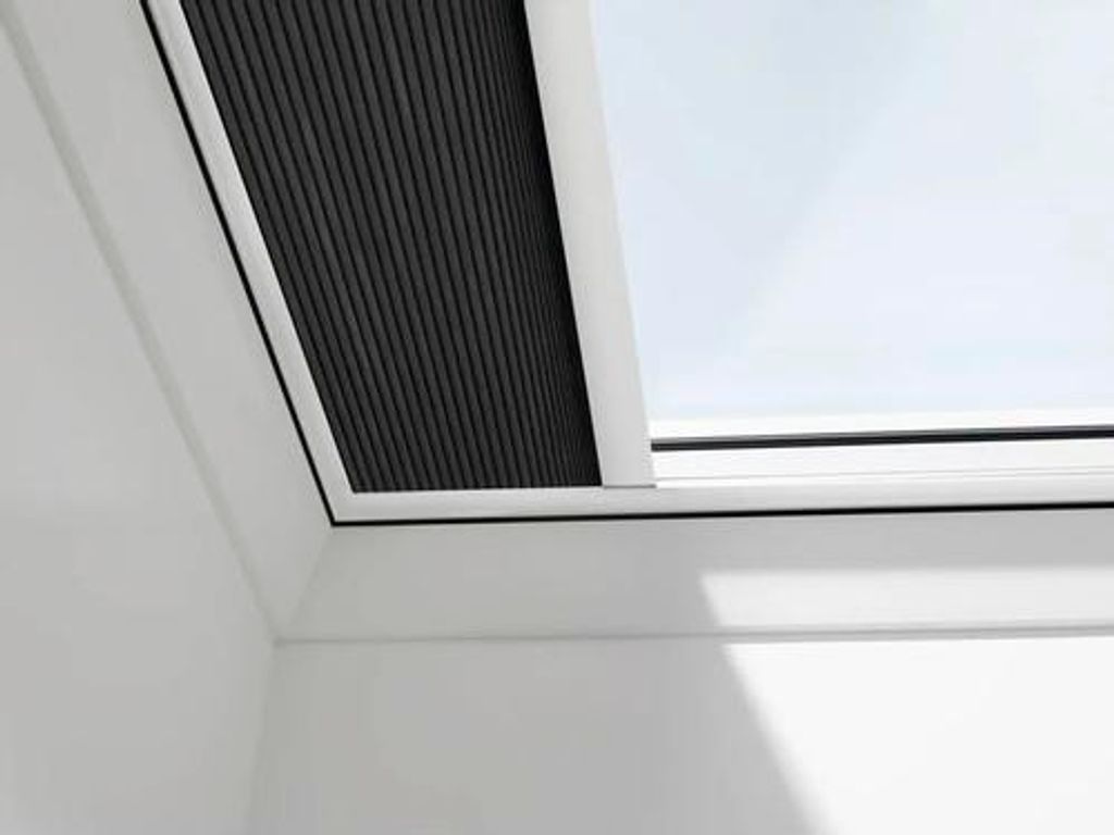 VELUX Dachfenster Wabenplissée graphitgrau mit weißem Alu- Rahmen elektronisch FMK 150150 1047KWL