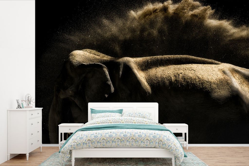 MuchoWow Fototapete für Wohnzimmer oder Schlafzimmer Wandtapete Vinyl Motivtapete Elefant schüttelt Schlamm auf einem schwarzen Hintergrund ab ...