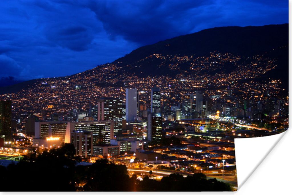 MuchoWow Poster Dämmerung in der Stadt Medellín hinter dem Nutibara-Hügel 30x20 cm - Plakate - Print