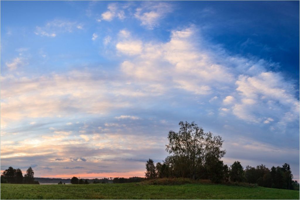 Wallario selbstklebendes Poster - Morgenhimmel über Wäldern und Wiesen, Größe: 100 x 150 cm