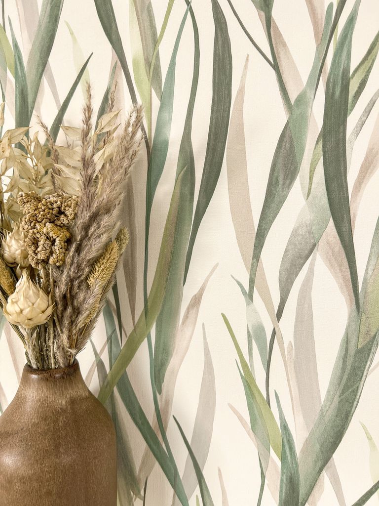 NEWROOM Tapete Grün Vliestapete Pflanzen - Mustertapete Modern Moosgrün Beige Gräser Natur Tropisch Blätter