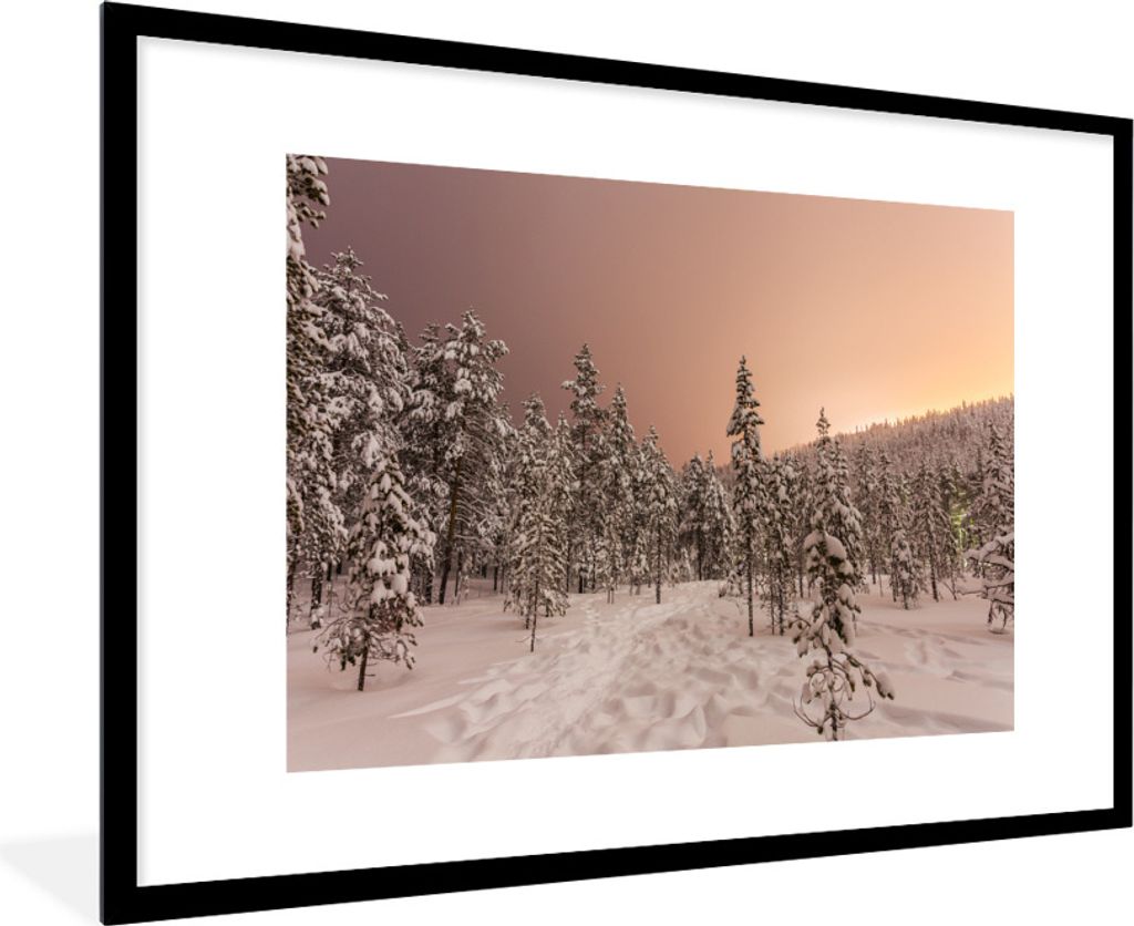 MuchoWow Gerahmtes Poster Die Sonne ist hinter den Bergen in Lappland untergegangen 90x60 cm - Poster mit Schwarzem Bilderrahmen Wandposter Rahme...