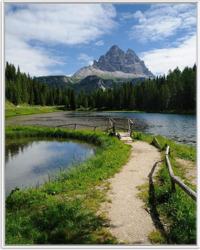 Wallario Wandbild See in Berglandschaft, Größe: 40,30 x 50,30 cm, Poster mit weißem Aluminiumrahmen