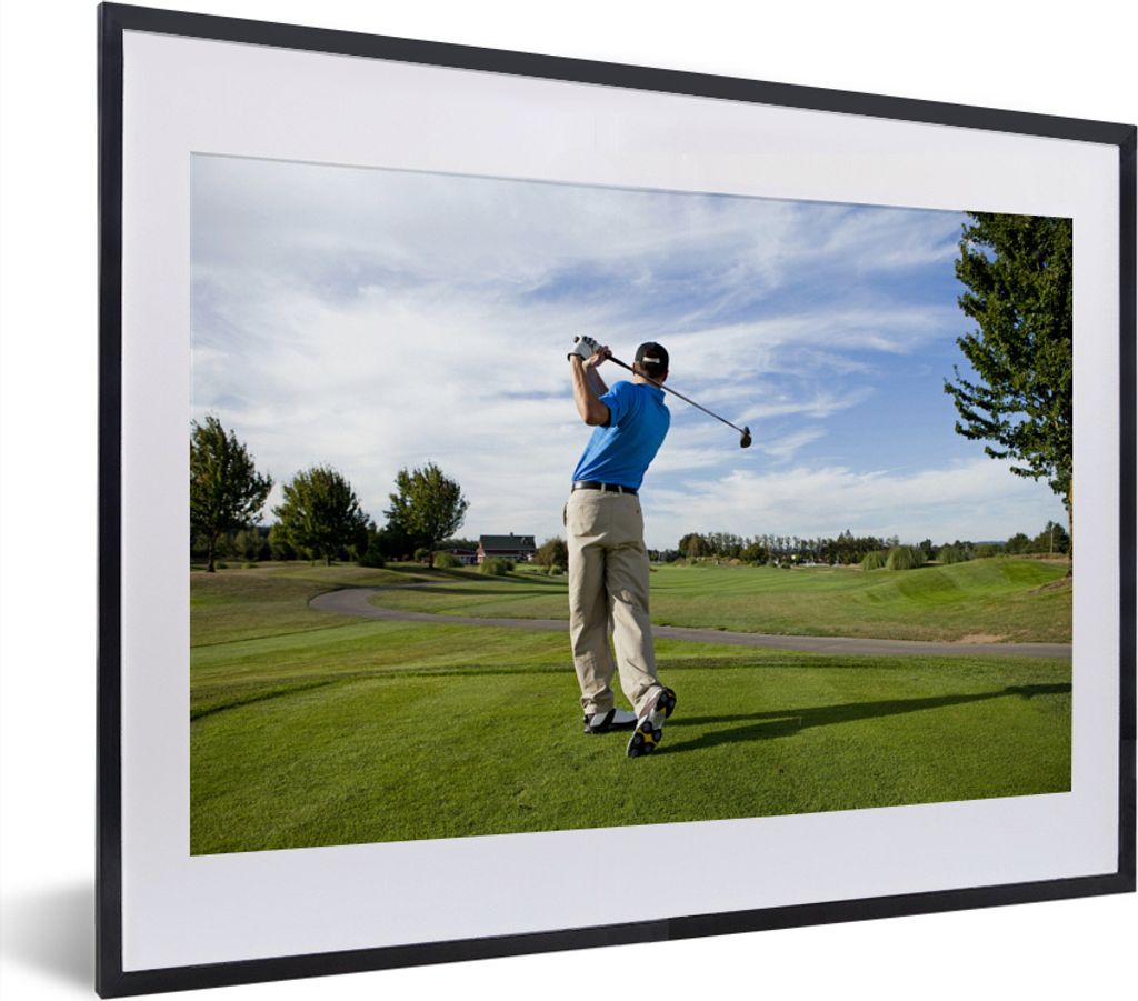 MuchoWow MuchoWow Gerahmtes Poster Ein Golfer schlägt den Ball auf einem Golfplatz ab 40x30 cm - Poster mit zchwarzem Bilderrahmen - Bilderrah...
