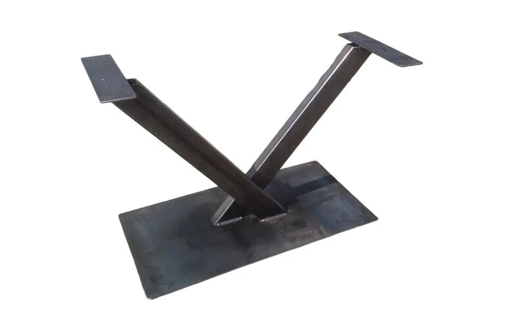 Pieds pour table à manger industrielle en acier brut modèle en V