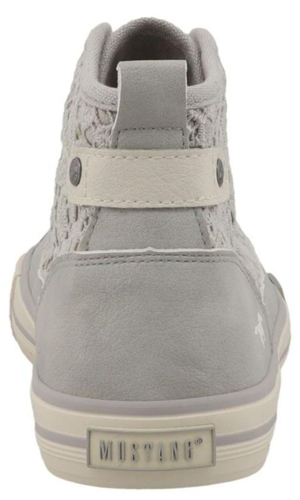 Auf dem Bild ist ein Freizeitschuh in Hellgrau abgebildet der von der Außenseite betrachtet wird. Der Schuh hat eine sportliche Form und bildet einen modernen Look.