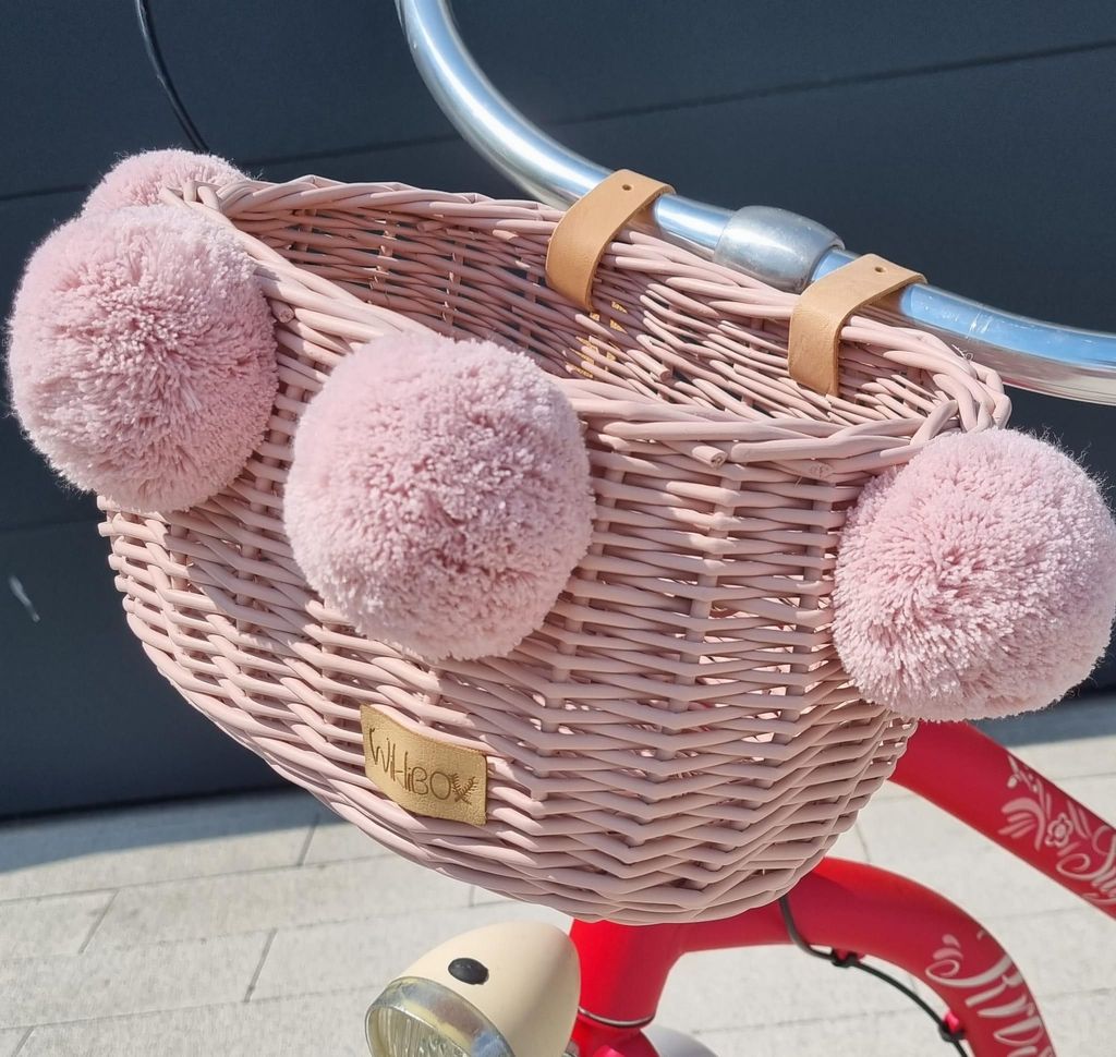 Fahrradkorb aus Weide für Kinder – Rosa Dumpy mit Pompons, Befestigung mit Riemen