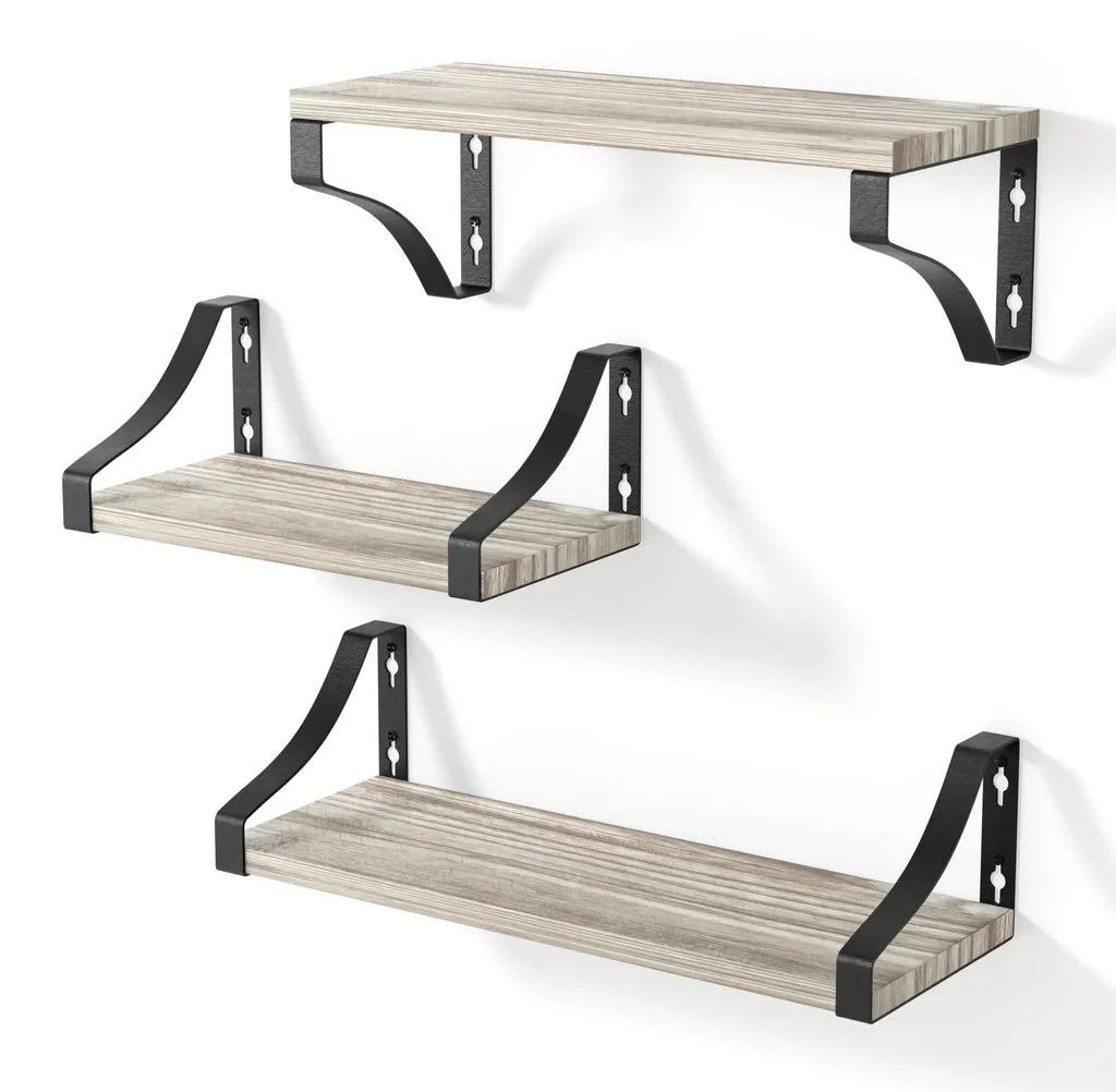 Étagère murale en bois naturel clair disposée en escalier design épuré