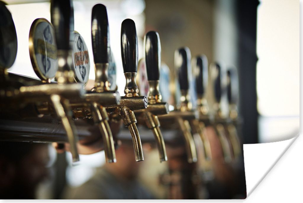 MuchoWow Poster Mehrere Bierzapfstellen an einer Bar 90x60 cm - Schlafzimmer