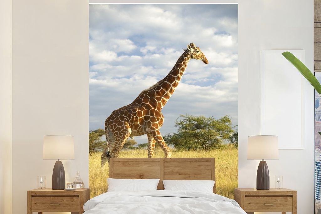 MuchoWow Fototapete für Wohnzimmer oder Schlafzimmer Wandtapete Vinyl Motivtapete Giraffe - Himmel - Gras - 170x260 cm - Wohnzimmertapete