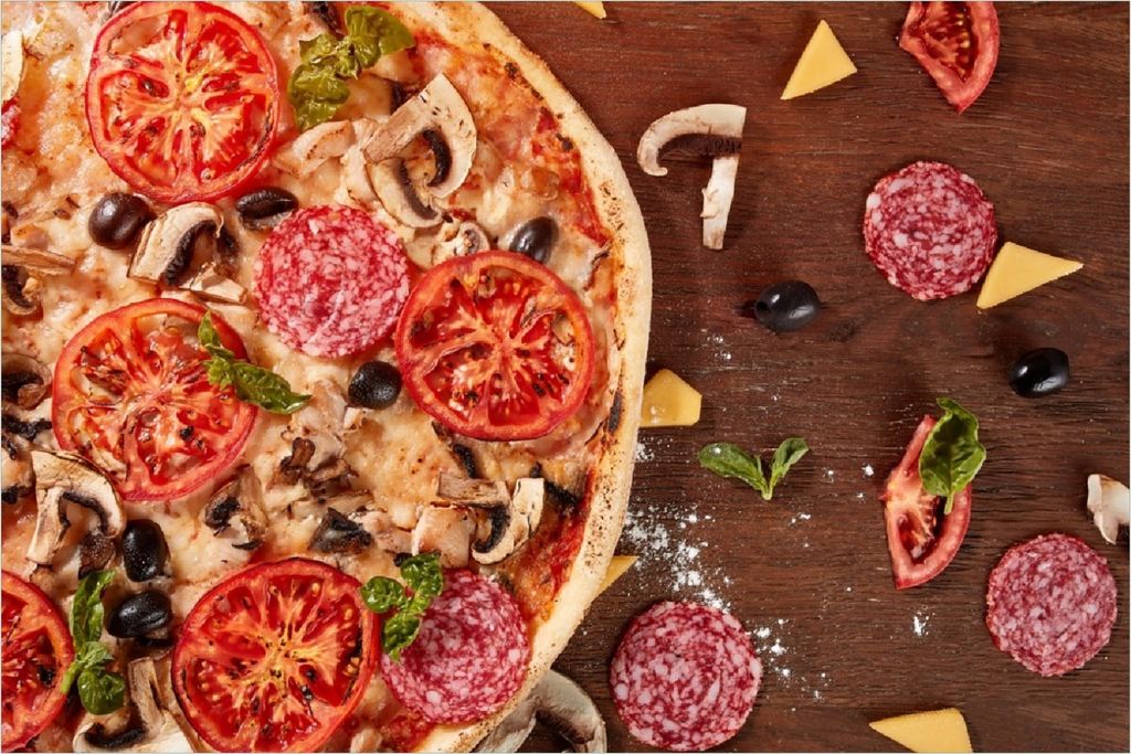 Wallario Poster - Pizza mit Tomaten, Salami, Oliven und Pilzen, Kunstdruck Größe: 61 x 91,50 cm