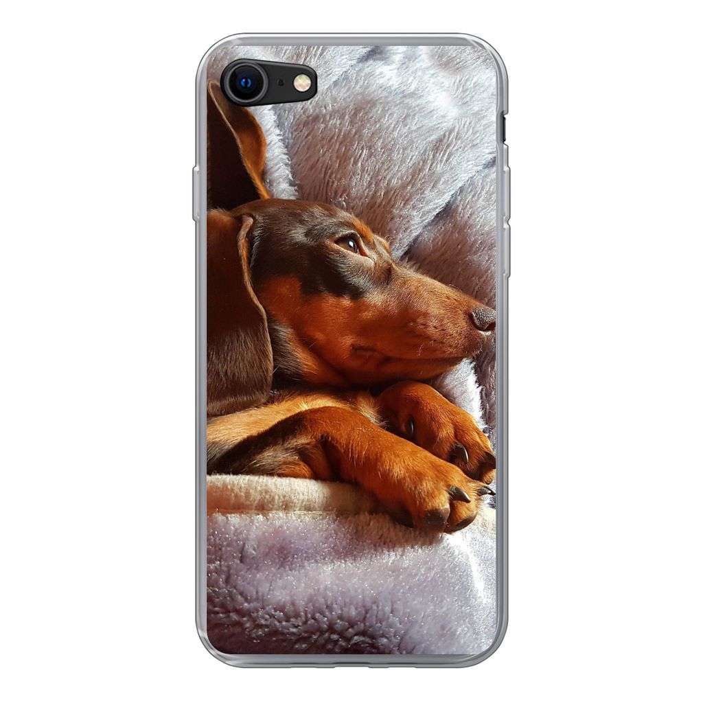 MuchoWow Handyhülle Schutzhülle Hülle für iPhone 7 Niedlicher Dackel liegt unter der Bettdecke Silikon Softcase Handy Hülle - Kartenhalter