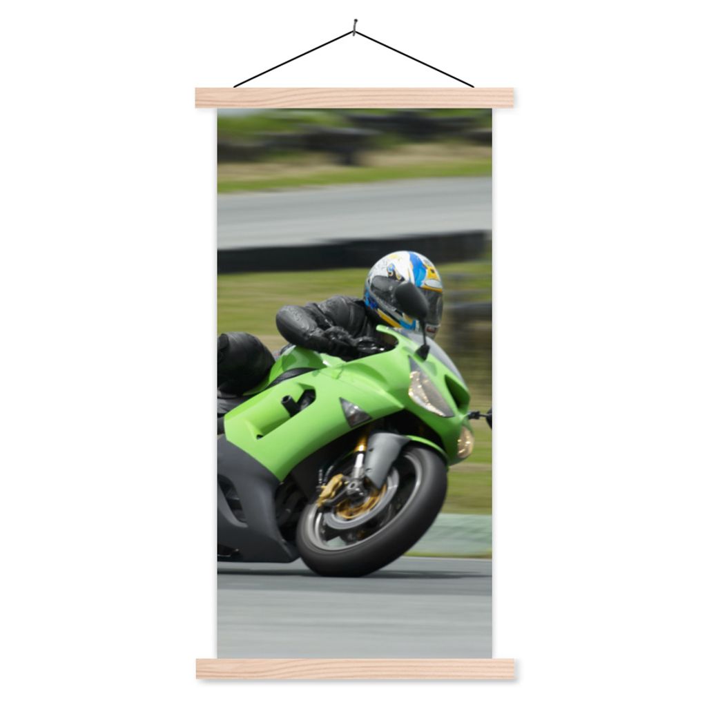MuchoWow Textilposter Ein Rennmotorrad in einer Kurve 60x120 cm mit holzfarbenen Rahmen - Holz