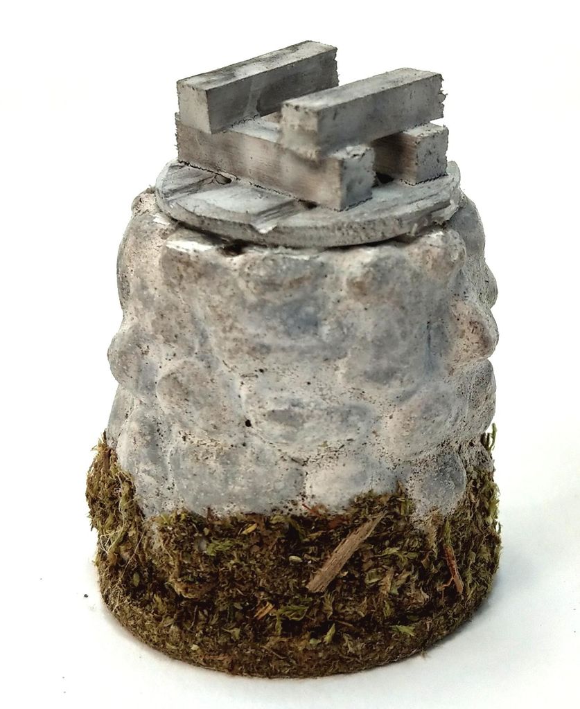 Brunnen für Weihnachtskrippe, mit Deckel aus Holz. Größe 4x5,3 cm.