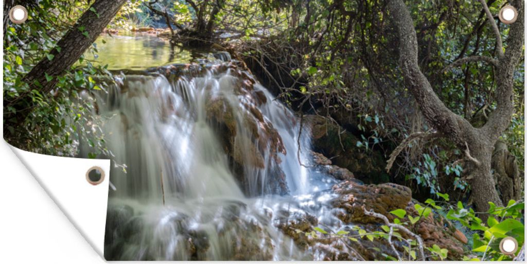 MuchoWow 160x80 cm Outdoor-Poster Gartendeko Sichtschutz Garten Poster für den Garten Ein Wasserfall zwischen den Baumstämmen im Krka-National...