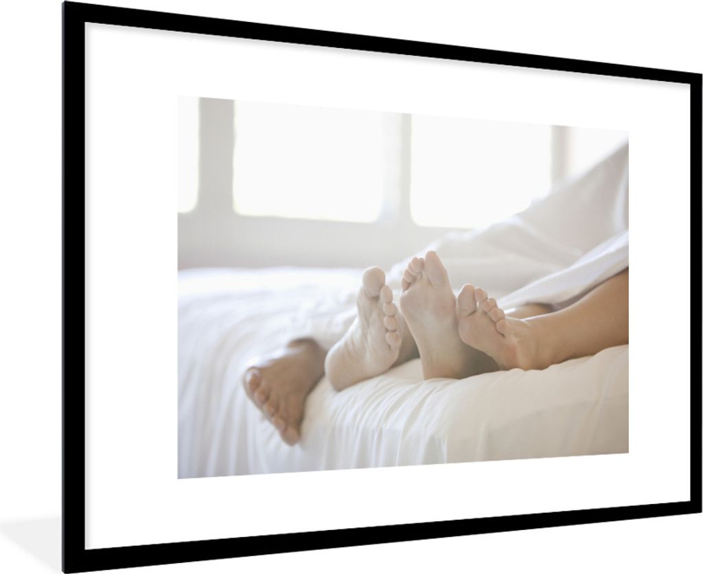 MuchoWow Gerahmtes Poster Vier Füße in einem Bett 90x60 cm - Poster mit Schwarzem Bilderrahmen Wandposter Rahmen Foto Bilder - Wanddekoration -...