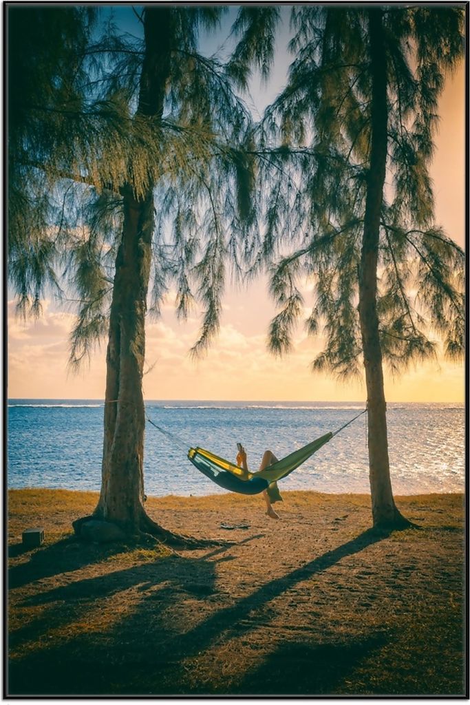 Wallario Wandbild Chillout - Hängematte am Meer, Größe: 61 x 91,50 cm, Poster mit schwarzem Aluminiumrahmen