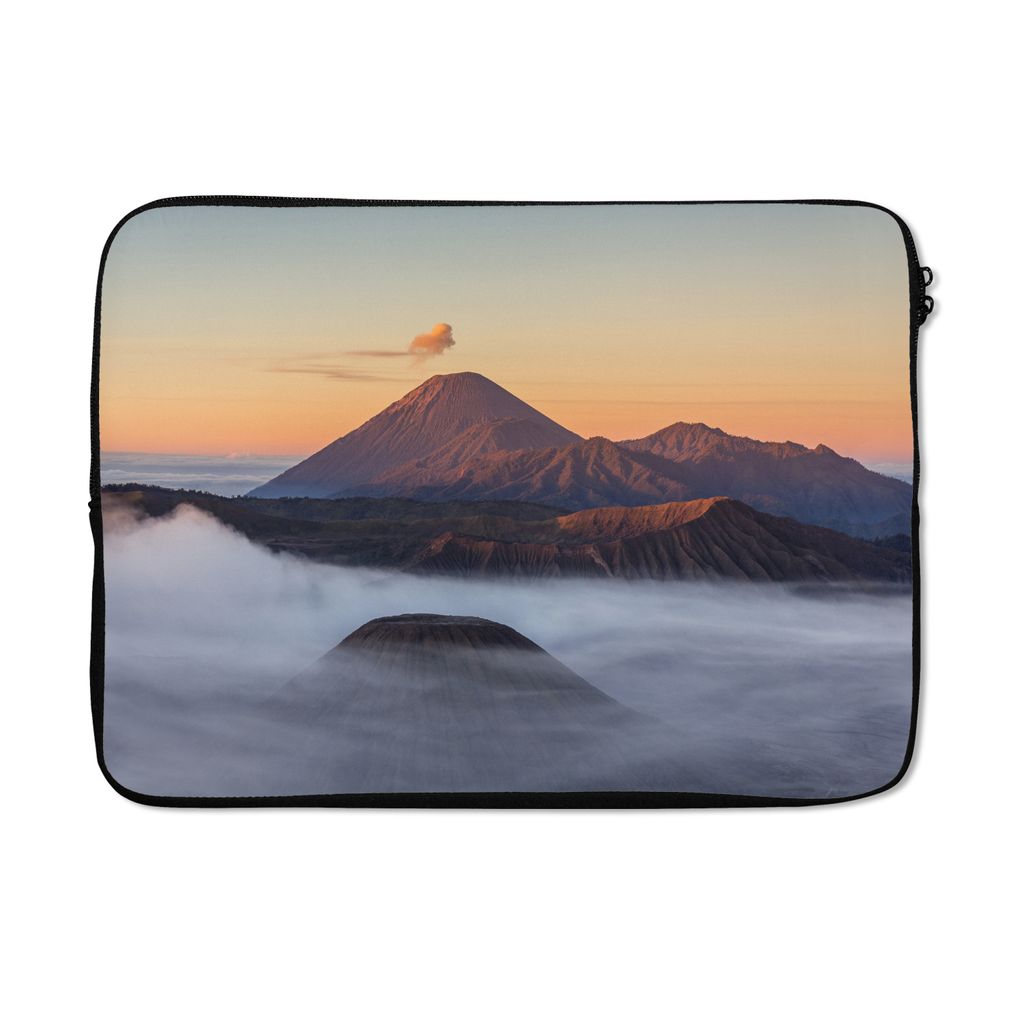 MuchoWow Laptop Hülle 13 Zoll Morgennebel in der Landschaft des Nationalparks Bromo Tengger Semeru Laptoptasche - Laptophülle - Sleeve - Rundum...