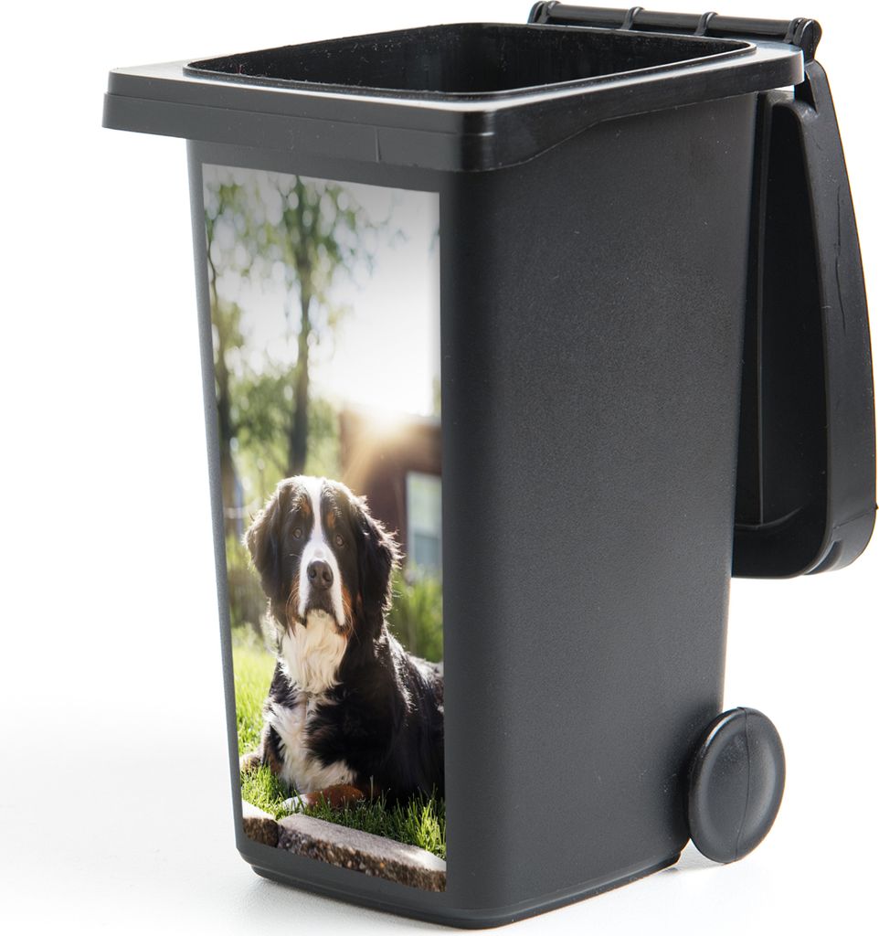 MuchoWow Mülltonnenaufkleber Sonnenstrahlen entlang des Berner Sennenhundes 38x80 cm - Behälteraufkleber - Mülleimer-Aufkleber - Container-Auf...