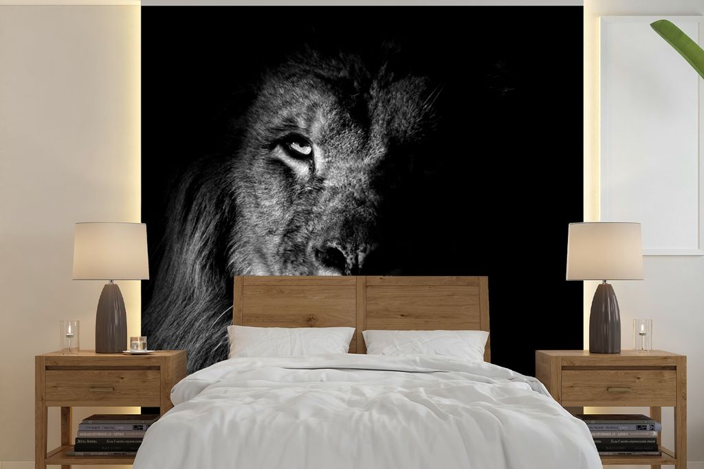 MuchoWow Fototapete für Wohnzimmer oder Schlafzimmer Wandtapete Vinyl Motivtapete Löwe - Tier - Schwarz und weiß - 240x240 cm - Schlafzimmer-T...