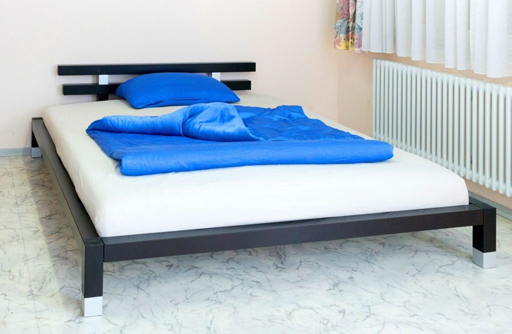 Futonbett Kiefer schwarz 160 x 200 cm schwarz, silber
