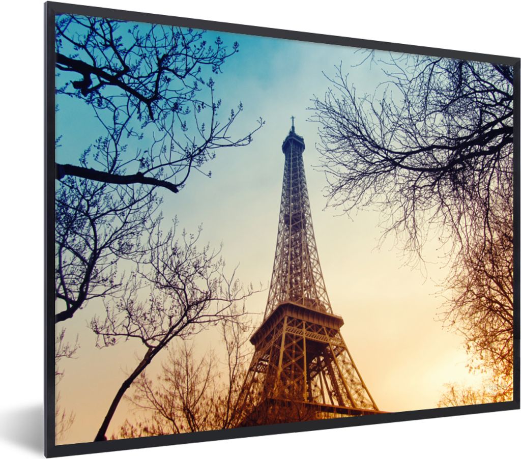 MuchoWow MuchoWow Gerahmtes Poster Der Eiffelturm in Kombination mit kahlen Herbstzweigen und einer tief stehenden Sonne 40x30 cm - Poster mit ...