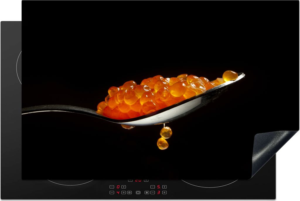 KitchenYeah Herdabdeckplatte Roter Kaviar auf einem Löffel mit schwarzem Hintergrund , 81x52cm, Küche Deko, Glaskeramikfeld Herdabdeckung, Abde...