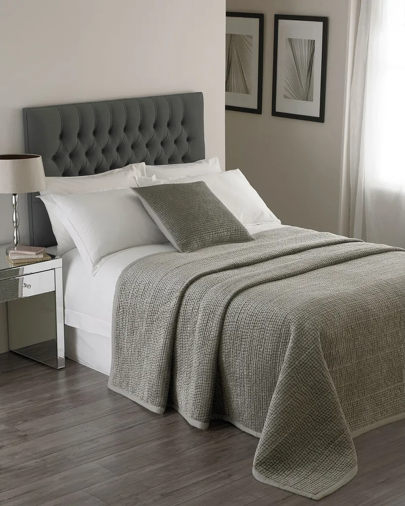 Couvre-lit Appleby RV206 240x250 Argent : Finissez-en avec le Lit Négligé