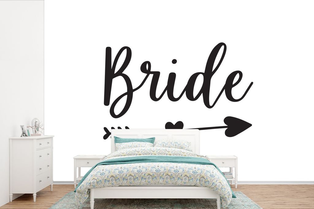 MuchoWow Fototapete für Wohnzimmer oder Schlafzimmer Wandtapete Vinyl Motivtapete Pfeil durch ein Herz mit dem Wort "Braut" auf einem weißen Hi...