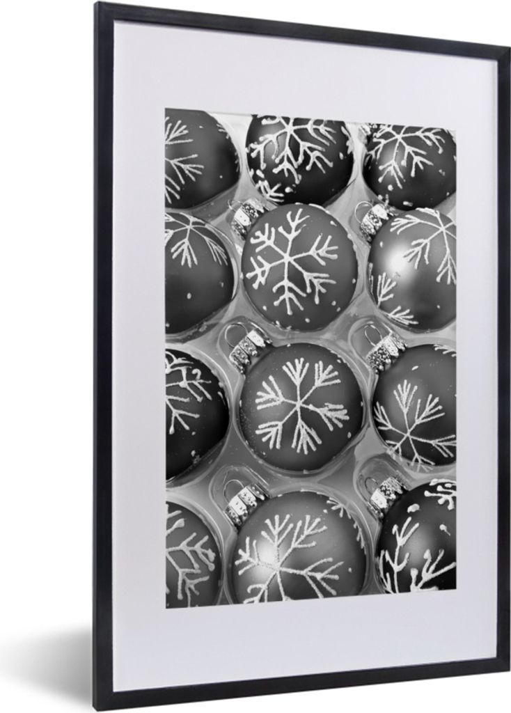 MuchoWow MuchoWow Gerahmtes Poster Eine Schachtel mit Weihnachtsschmuck - schwarz und weiß 40x60 cm - Poster mit zchwarzem Bilderrahmen - Post...
