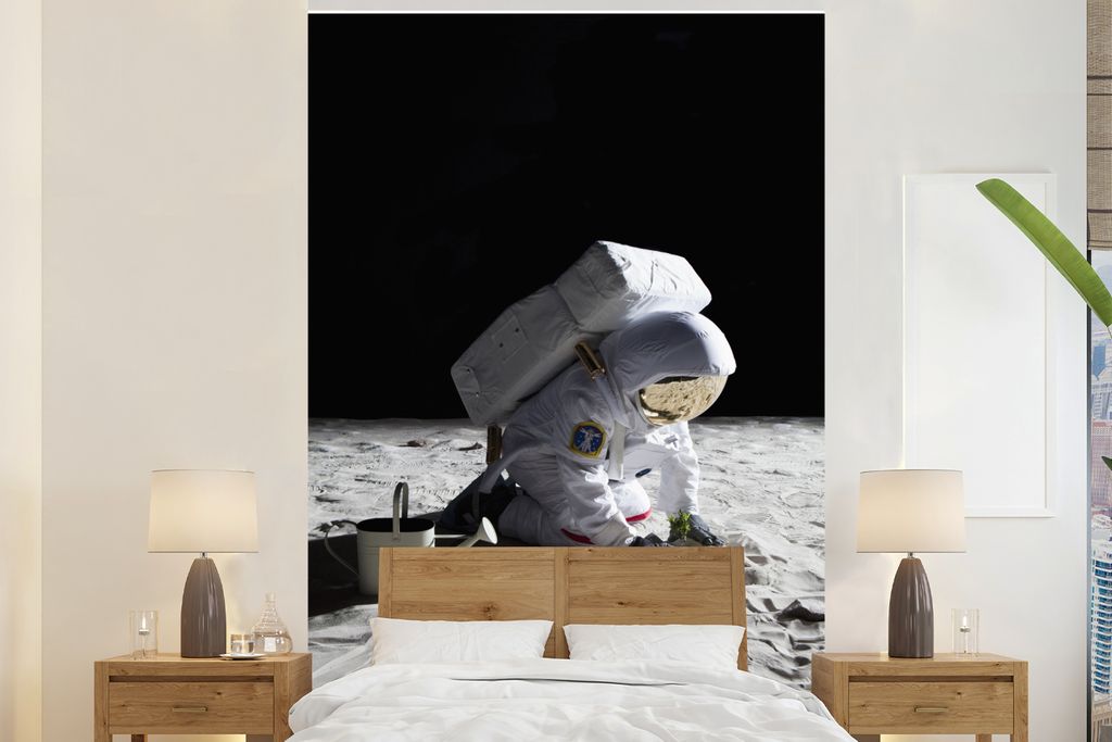MuchoWow Fototapete für Wohnzimmer oder Schlafzimmer Wandtapete Vinyl Motivtapete Astronaut - Mond - Gartenarbeit - 145x220 cm - Wanddekoration